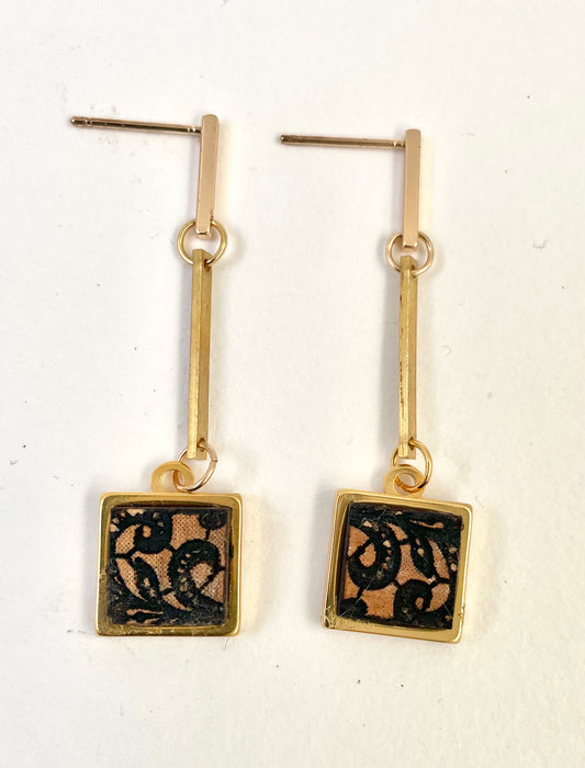 Wood with lace pattern set into gold plated bar 7cm x 1cm x 0.4