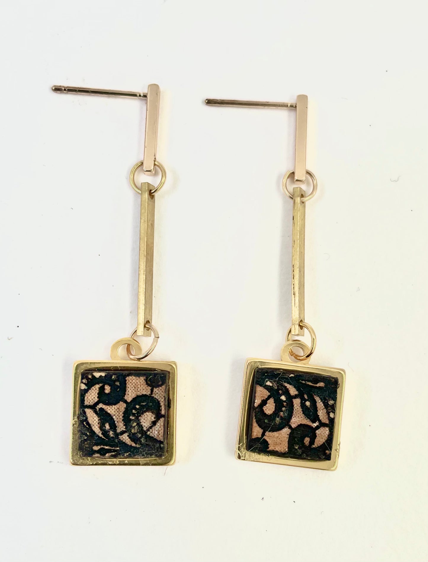 Wood with lace pattern set into gold plated bar 7cm x 1cm x 0.4