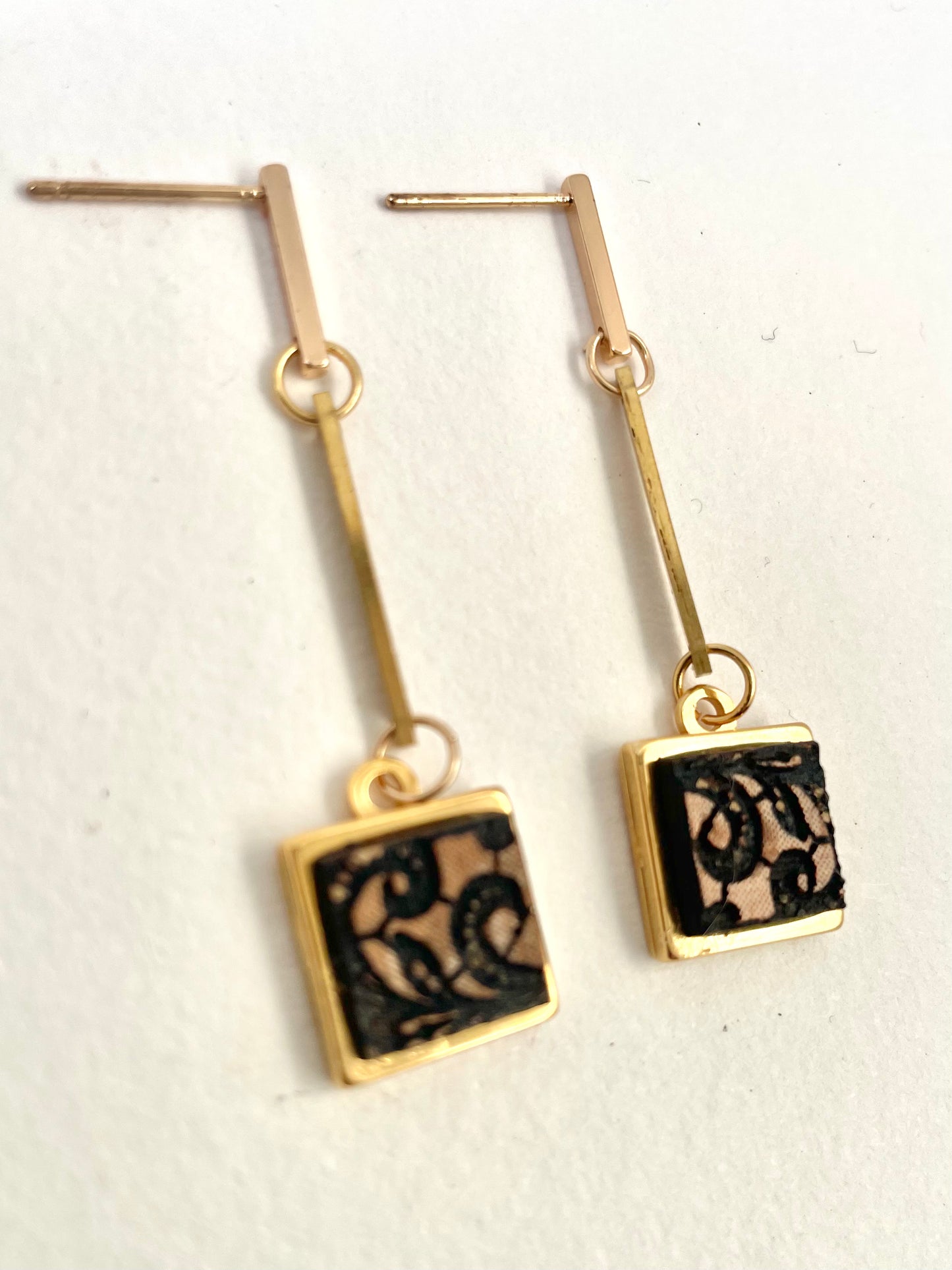 Wood with lace pattern set into gold plated bar 7cm x 1cm x 0.4
