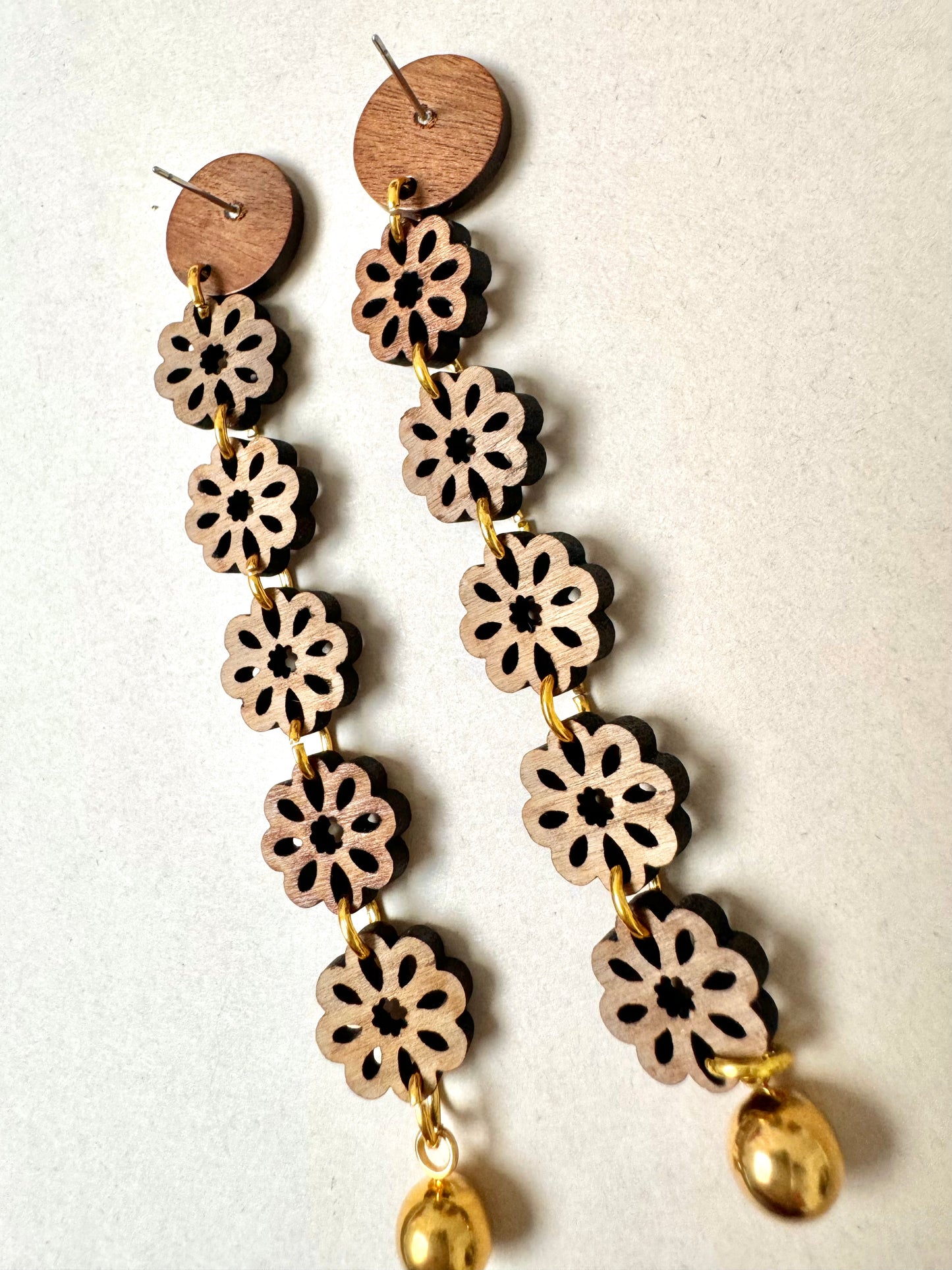 Wooden mini flowers dangle earring with bead 10vm x 1cm x 0.3cm